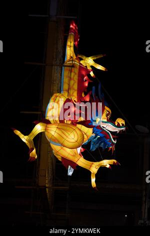 Lanterne dragon colorée illuminée la nuit lors d'une célébration de festival dans une atmosphère vibrante à Bangkok, Thaïlande. Banque D'Images