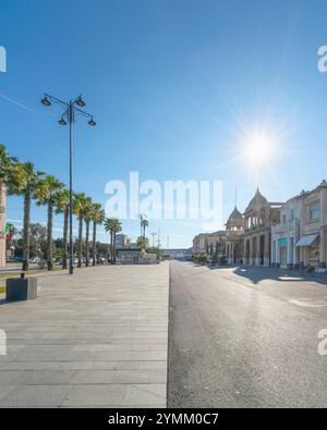 Célèbre Passeggiata a mare, promenade de sentier en bord de mer à Viareggio, Versilia, Lucca Toscane, Italie Europe. Banque D'Images