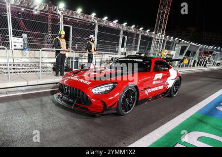 Las Vegas, Nevada, États-Unis. 21 novembre 2024. Une voiture de sécurité descend la zone des stands pendant les essais de F1 2 au Grand Prix de formule 1 Heineken Silver Las Vegas 2024 sur le Las Vegas Street circuit à Las Vegas, Nevada. Christopher Trim/CSM/Alamy Live News Banque D'Images