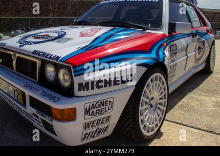 Gros plan d'une course de martini lancia delta HF integrale Evo mettant en vedette des logos de sponsors tels que michelin, magneti marelli, weber et selenia Banque D'Images