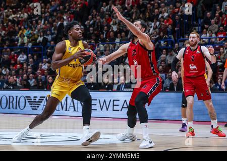 Milan, Italien. 21 novembre 2024. (G R) Jayken Hoard #1 du Maccabi Playtika tel Aviv concourt pour le ballon contre Nikola Mirotic #33 du EA7 Emporio Armani Milan lors du match Round 11 de la saison régulière de Turkish Airlines EuroLeague 2024/25 entre EA7 Emporio Armani Milan et Maccabi Playtika tel Aviv au Forum Unipol. Score final EA7 Emporio Armani Milan 98 | 86 Maccabi Playtika tel Aviv crédit : dpa/Alamy Live News Banque D'Images