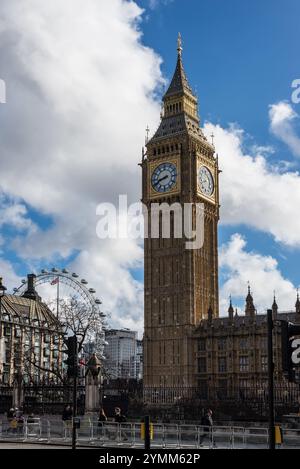 Londres, Royaume-Uni - 27 mars 2024 : vue de jour sur la rue de Big Ben Tower et le Parlement avec la roue London Eye en arrière-plan, un point de repère à Londres, ONU Banque D'Images