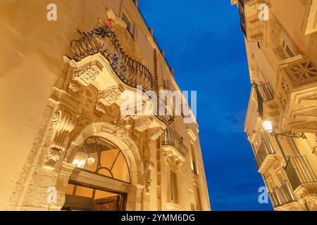 Quartier historique bâtiments traditionnels illuminés au crépuscule, Ortygie, Syracuse, Sicile, Italie Banque D'Images