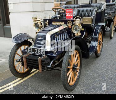 Vue de trois quarts de face d'un tonneau à entrée arrière de 1904, Napoleon au Pall Mall, pendant le spectaculaire St James Motoring de 2024 Banque D'Images