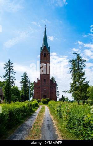 Église évangélique Saint-Pierre et Paul de 1866 à Gross Lassowitz, polonais : Lasowice Wielkie, Powiat Kluczborski, Voïvodie d'Opole, Pologne. Banque D'Images