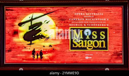 Panneau lumineux annonçant la comédie musicale Miss saigon, avec une scène dramatique de coucher de soleil avec des hélicoptères et une silhouette de famille Banque D'Images