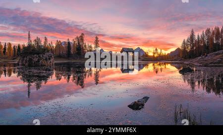 Un lever de soleil d'automne dans les Dolomites au Lago Federa (Lago di Federa, Lago Fedèra, lac Federa), un lac de montagne sous la paroi orientale de Croda da da Lag Banque D'Images