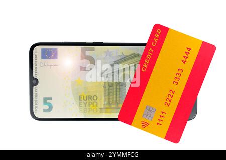 Carte de crédit en plastique en forme de drapeau espagnol repose sur un smartphone avec une image d'un billet de 5 euros sur l'écran isolé sur un fond blanc Banque D'Images