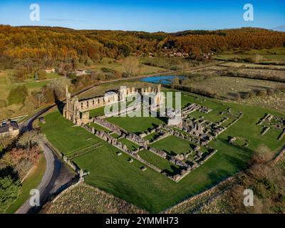 Vue aérienne des ruines de l'abbaye de Byland dans le parc national de North York Moors dans le Yorkshire du Nord, Angleterre. Date de 1135. Banque D'Images