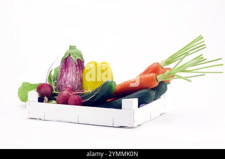 légumes frais des agriculteurs dans une boîte en bois blanche Banque D'Images
