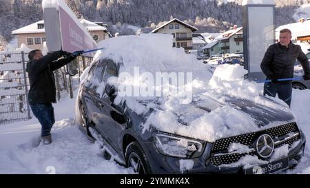 Die intensiven Schneefälle der vergangenen 12 Stunden sind Geschichte. für Mitte November gab es in Süddeutschland seit langem wieder viel Neuschnee. 40 - 50 cm Neuschnee in nur 12 Stunden ist für das Allgäu nicht unüblich, nach den vergangenen Mildwintern dennoch bemerkenswert. für die Mitarbeiter eines Autohauses in Immenstadt i. Allgäu begann der Arbeitstag mit einem Kraftakt. Dutzende Autos galt es vom Schnee zu befreien. Zu zweit waren die Mitarbeiter mehrere Stunden damit beschäftigt, die Neuwagen wieder vom Schnee zu befreien. Schließlich wollen Kunden die Neuwagen bestaunen. IM Bahnver Banque D'Images