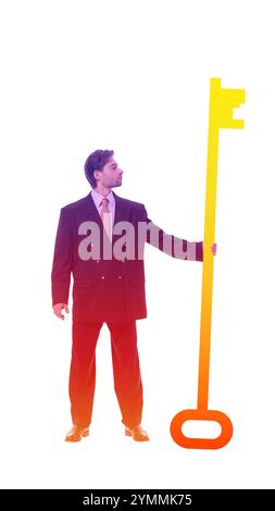 Collage d'art contemporain. Homme d'affaires debout avec la clé d'or à la main, représentant le leadership et libérant le potentiel dans les affaires et la finance. Banque D'Images