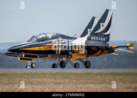 Avalon, Australie. 5 mars 2023. Deux Black Eagles sur la piste lors du salon aéronautique australien de 2023. L'équipe acrobatique de l'Armée de l'Air de la République de Corée (ROKAF), Black Eagles, exposée au salon aéronautique international australien de 2023 à Avalon. (Crédit image : © Olivier Rachon/SOPA images via ZUMA Press Wire) USAGE ÉDITORIAL SEULEMENT ! Non destiné à UN USAGE commercial ! Banque D'Images