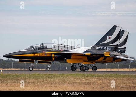 Avalon, Australie. 05 mars 2023. Deux Black Eagles sur le tarmac, prêts à décoller lors du salon aéronautique international australien de 2023. L'équipe acrobatique de l'Armée de l'Air de la République de Corée (ROKAF), Black Eagles, exposée au salon aéronautique international australien de 2023 à Avalon. (Photo Olivier Rachon/SOPA images/SIPA USA) crédit : SIPA USA/Alamy Live News Banque D'Images