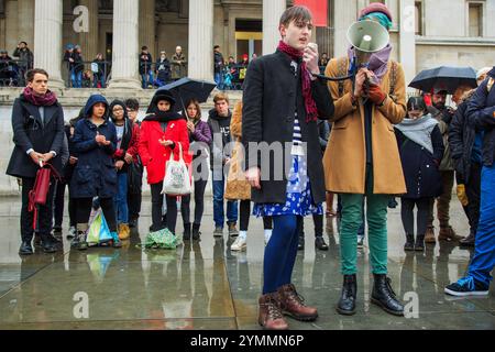 Londres, Royaume-Uni. 3 janvier 2015. Un membre de la communauté transgenre prend la parole lors d'une veillée à Trafalgar Square en mémoire de Leelah Alcorn. Leelah Alcorn, une adolescente transgenre, a été écrasée lorsqu'elle a marché devant un camion dans l'Ohio le 28 décembre 2014. Une note de suicide laissée par elle faisait référence à des normes sociales affectant les personnes transgenres basées sur sa propre expérience de la thérapie de conversion basée sur le chrétien et exprimait l'espoir que sa mort ouvrirait un dialogue sur la discrimination, les abus et le manque de soutien auxquels les personnes transgenres sont confrontées. Crédit : Mark Kerrison/Alamy Live News Banque D'Images