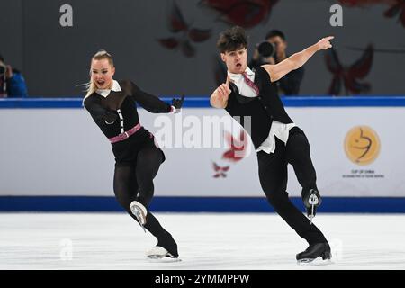 Chongqing. 22 novembre 2024. Loicia Demougeot (G)/Theo le Mercier de France concourent pendant la danse rythmique sur glace au Grand Prix ISU de Coupe de patinage artistique de Chine dans la municipalité de Chongqing, dans le sud-ouest de la Chine, le 22 novembre 2024. Crédit : Zhang Ziyu/Xinhua/Alamy Live News Banque D'Images