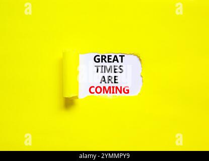 Les grands moments arrivent symbole. Mots conceptuels les meilleurs moments arrivent sur un beau livre blanc. Beau fond jaune. Les bons moments d'affaires sont co Banque D'Images