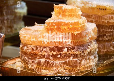 miel coulant du groupe nids d'abeilles sur la table Banque D'Images