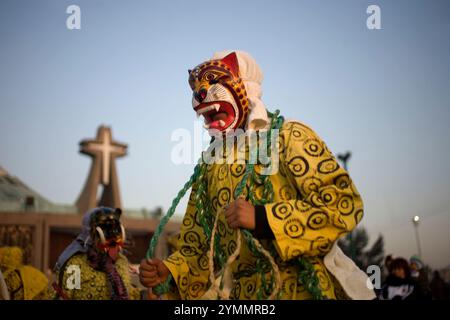 Des centaines de milliers de pèlerins mexicains ont envahi les rues pour la fête de notre-Dame de Guadalupe. Banque D'Images