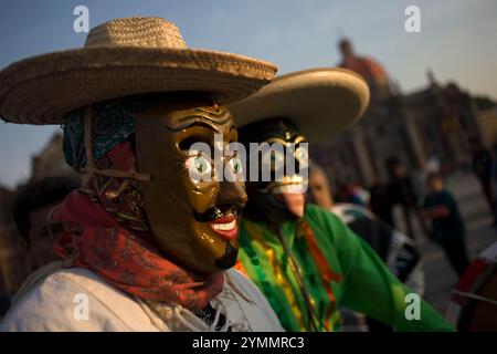 Des centaines de milliers de pèlerins mexicains ont envahi les rues pour la fête de notre-Dame de Guadalupe. Banque D'Images