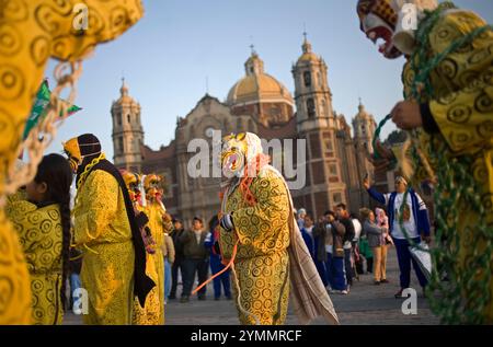 Des centaines de milliers de pèlerins mexicains ont envahi les rues pour la fête de notre-Dame de Guadalupe. Banque D'Images