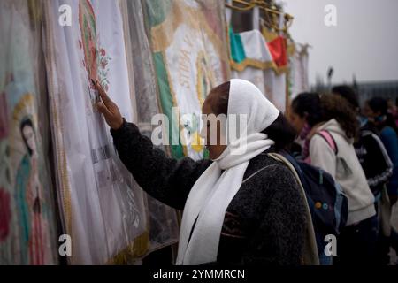 Des centaines de milliers de pèlerins mexicains ont envahi les rues pour la fête de notre-Dame de Guadalupe. Banque D'Images