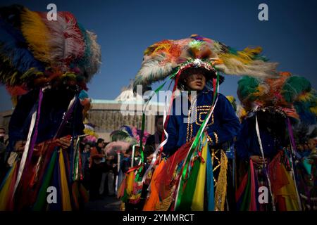 Des centaines de milliers de pèlerins mexicains ont envahi les rues pour la fête de notre-Dame de Guadalupe. Banque D'Images