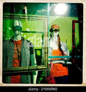 Des mannequins derrière des cadres décorent une vitrine de magasin à Mexico, Mexique, 19 mars 2012.VEUILLEZ NOTER : cette image fait partie de la collection myPhone d'Aurora Banque D'Images