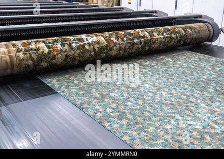 Machine d'impression de tissu dans une usine textile en vue rapprochée. Banque D'Images
