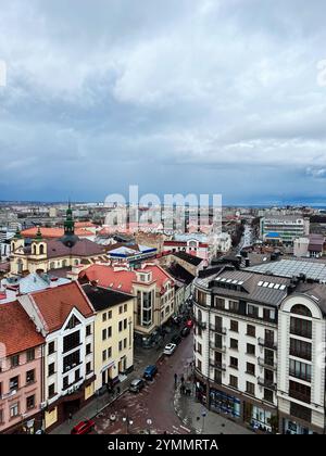 Ivano Frankivsk, Ukraine - 14 novembre 2024 : vue aérienne d'un paysage urbain animé d'Ivano Frankivsk avec toits colorés et architecture historique Banque D'Images