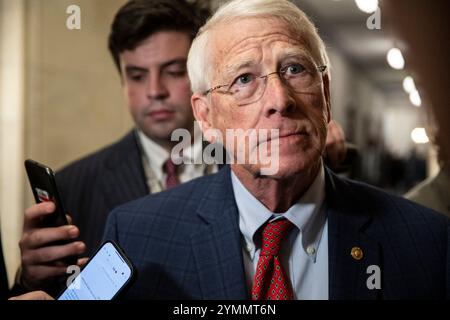 Washington, États-Unis. 21 novembre 2024. Le sénateur des États-Unis Roger Wicker (républicain du Mississippi) s’adresse à la presse devant le bureau du Sénat américain du vice-président élu JD Vance le jeudi 21 novembre 2024. Photo Mattie Neretin/CNP/ABACAPRESS. COM Credit : Abaca Press/Alamy Live News Banque D'Images