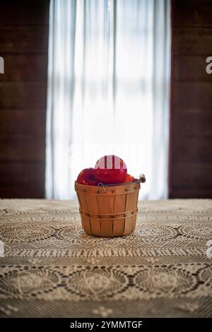 Panier avec des pommes assis sur une table Banque D'Images