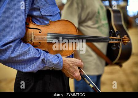 Homme tenant son Fiddle et son arc Banque D'Images