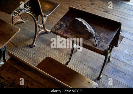Ancienne salle d'école avec stylo plume sur le bureau Banque D'Images