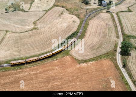 Vue aérienne du train jaune dans le département des Pyrénées-Orientales (Pyrénées, sud de la France) *** local légende *** Banque D'Images