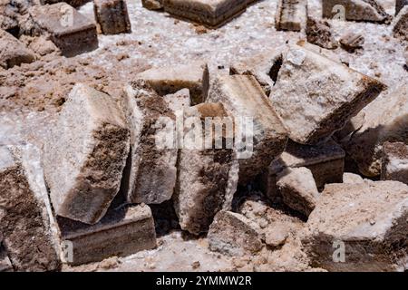 Gros plan sur les blocs de sel extraits des salines, mettant en valeur la beauté brute et texturée du minéral et le processus de production du sel Banque D'Images