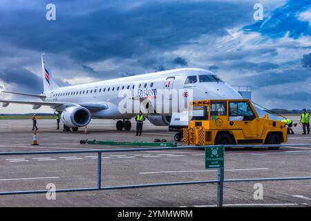 Vue de l'avion KLM Eastern par la fenêtre du salon des départs, aéroport international de Teesside, Darlington, comté de Durham, Angleterre, ROYAUME-UNI Banque D'Images