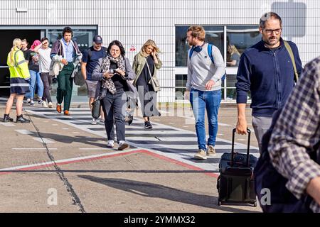 Passagers sur la piste attendant d'embarquer sur le vol KLM Eastern depuis l'aéroport international de Teesside, Darlington, comté de Durham, Angleterre, Royaume-Uni Banque D'Images