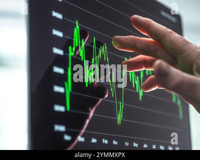 Un analyste municipal visualise les performances du prix des actions sur un ordinateur portable Banque D'Images