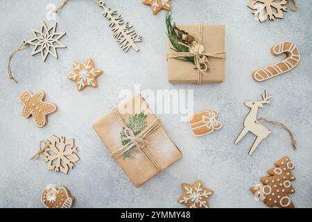 Décoration festive de Noël en bois avec cadeaux et biscuits au gingembre faits maison. Plat, vue de dessus. Nouvel an Banque D'Images