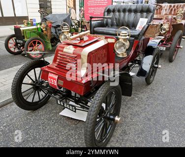 Vue de trois quarts de face d'une Crestmobile biplace ouverte de 1903, exposée au centre commercial Pall Mall, lors du spectaculaire St James Motoring de 2024 Banque D'Images