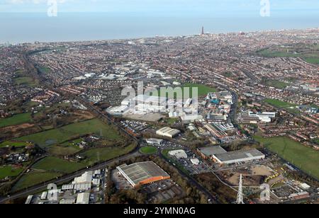 Vue aérienne de Blackpool (vers l'est vers l'ouest) depuis la fin de l'autoroute M55 avec l'entrepôt Booker au premier plan et la Tour au loin Banque D'Images