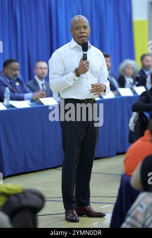 Jamaïque, Queens, New York, le 21 novembre 2024 : le maire Eric Adams anime 'Talk with Eric : a Community conversation' à la 153-27 88th Avenue, Jamaica, NY, le jeudi 21 novembre, 2024. les résidents se sont rassemblés pour discuter avec le maire des principales questions communautaires, en favorisant le dialogue et la connexion. Photo : Luiz Rampelotto/EuropaNewswire Banque D'Images