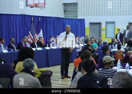 NY, États-Unis. 22 novembre 2024. Jamaïque, Queens, New York, 21 novembre 2024 : le maire Eric Adams organise ''Talk with Eric : a Community conversation'' à la 153-27 88e Avenue, Jamaica, NY, le jeudi 21 novembre, 2024. les résidents se sont rassemblés pour discuter avec le maire des principales questions communautaires, en favorisant le dialogue et la connexion. Photo : Luiz Rampelotto/EuropaNewswire. (Crédit image : © Luiz Rampelotto/ZUMA Press Wire) USAGE ÉDITORIAL SEULEMENT! Non destiné à UN USAGE commercial ! Banque D'Images