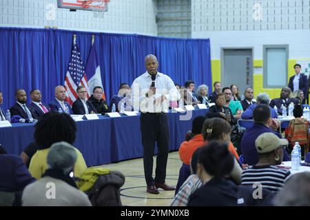 NY, États-Unis. 22 novembre 2024. Jamaïque, Queens, New York, 21 novembre 2024 : le maire Eric Adams organise ''Talk with Eric : a Community conversation'' à la 153-27 88e Avenue, Jamaica, NY, le jeudi 21 novembre, 2024. les résidents se sont rassemblés pour discuter avec le maire des principales questions communautaires, en favorisant le dialogue et la connexion. Photo : Luiz Rampelotto/EuropaNewswire. (Crédit image : © Luiz Rampelotto/ZUMA Press Wire) USAGE ÉDITORIAL SEULEMENT! Non destiné à UN USAGE commercial ! Banque D'Images