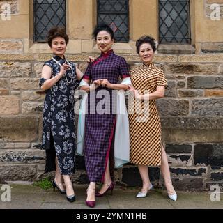 Femmes chinoises dans le défilé de mode Cheongsam, Edinburgh Festival Fringe par Nichang Upstyle Ladies’ Fashion Club, pour les femmes de plus de 40 ans, Écosse, Royaume-Uni Banque D'Images