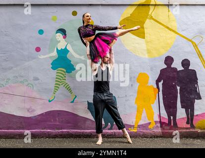 Danseurs de ballet Kealy Fouracre, Tyrone Anthony de Beats on pointe, Gifford Park mural, Edinburgh Festival Fringe, Écosse, Royaume-Uni Banque D'Images