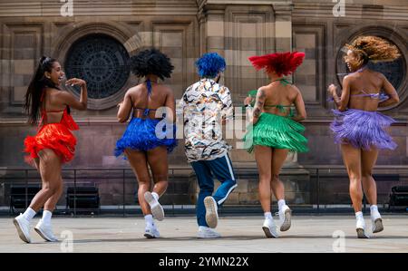 Havana Street Party : des danseurs cubains colorés dansent devant le McEwan Hall au Edinburgh Festival Fringe, Écosse, Royaume-Uni Banque D'Images