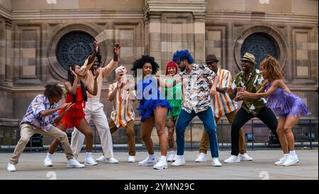 Havana Street Party : des danseurs cubains colorés dansent devant le McEwan Hall au Edinburgh Festival Fringe, Écosse, Royaume-Uni Banque D'Images