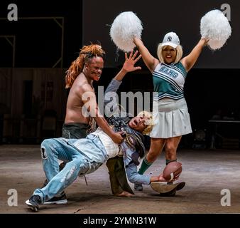 Les acteurs incarnent des Indiens d'Amérique dans une scène de football américain du Far West à Dark Noon, Edinburgh Festival Fringe, Écosse, Royaume-Uni Banque D'Images